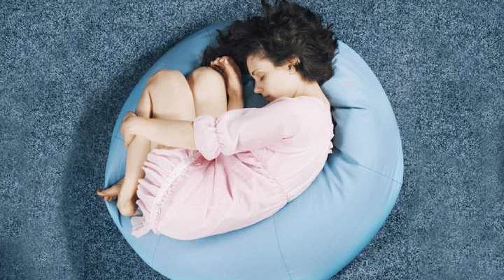 برای خواب راحت در دوران پریود یک وضعیت راحت برای خوابیدن پیدا کنید