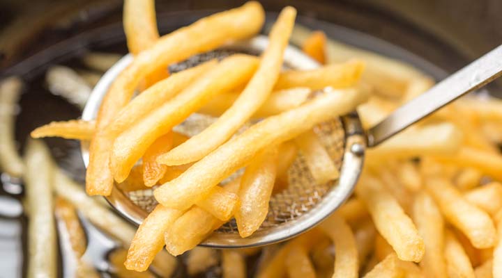 چربی ترانس چیست - غذاهای سرخشده بسته به روغنشان ممکن است سرشار از چربی ترانس باشند.