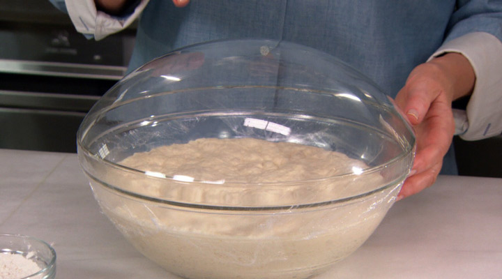 طرز تهیه کروسان - برای آماده‌کردن خمیر کروسان مواد اولیه را سه دقیقه ورز بدهید.