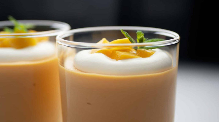 طرز تهیه انواع دسر انبه - ازجمله دسرهای با انبه میتوان به موس انبه اشاره کرد.