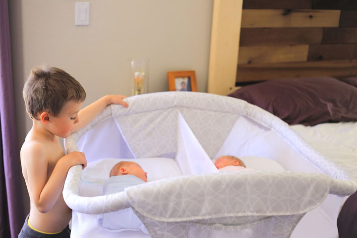 روش نگهداری نوزاد دوقلو ـ رسیدگی به دوقلوها 