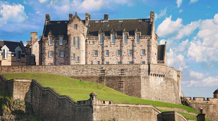 12.Edinburgh Castle - بهترین شهرهای اروپا برای قدم زدن و گردش پیاده