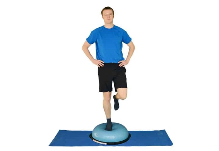 ورزش برای پارگی مینیسک زانو - ایستادن تک پا روی توپ تعادلی بوسو بال