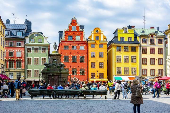 16.Colorful houses on Stortorget square in Old town Stockholm Sweden - بهترین شهرهای اروپا برای قدم زدن و گردش پیاده