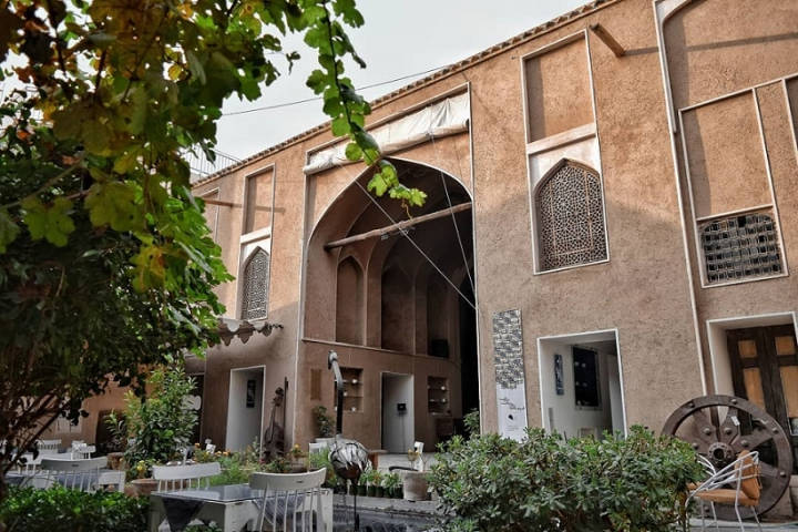 حیات از بهترین کافه رستوران های روباز اصفهان