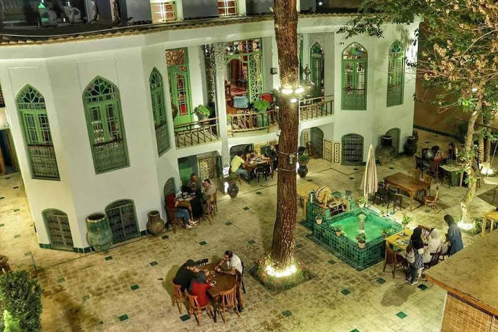 کافه عمارت نمکدان از بهترین کافه های روباز اصفهان