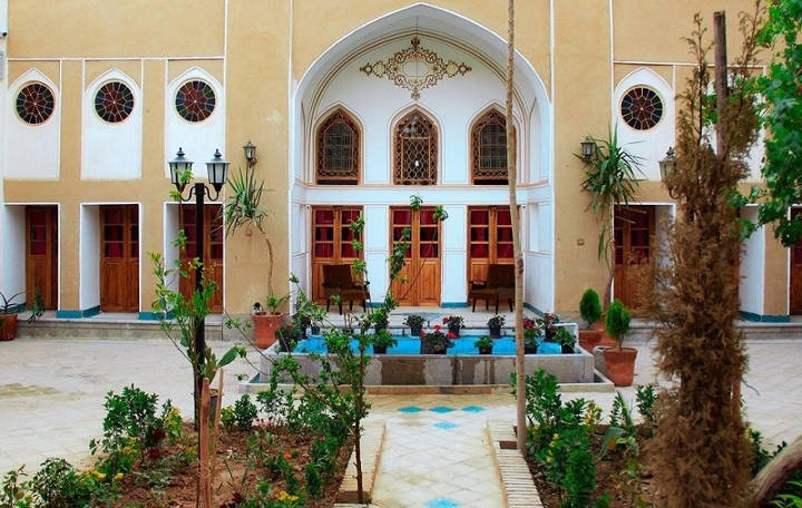 کافه هتل یاس، از بهترین کافه های روباز اصفهان