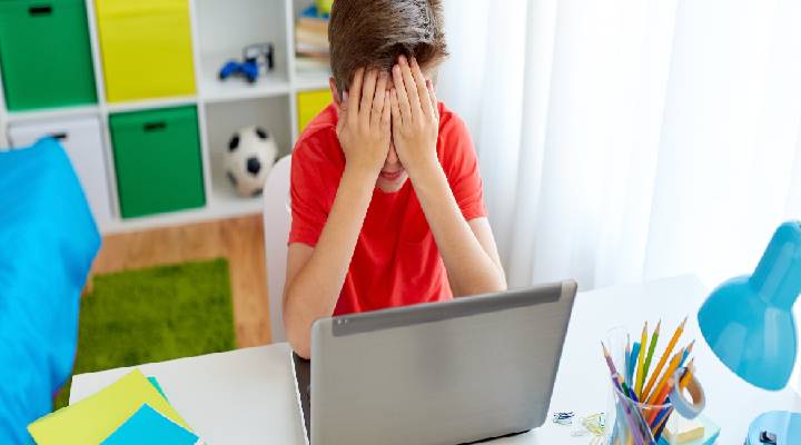 کودک درگیر زورگیری سایبری