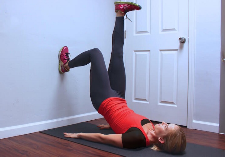 ورزش با دیوار؛ ۱۶ حرکت ورزشی برای خانه یا محل کار 10 ورزش با دیوار - حرکت Booty Bridge