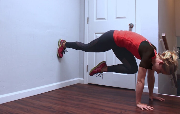 ورزش با دیوار؛ ۱۶ حرکت ورزشی برای خانه یا محل کار 19 ورزش با دیوار - حرکت کوهنورد