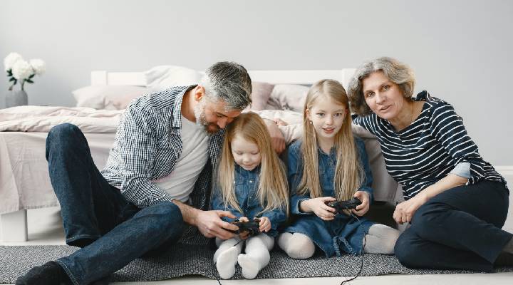 کودکان و والدین در حال بازی کامپیوتری
