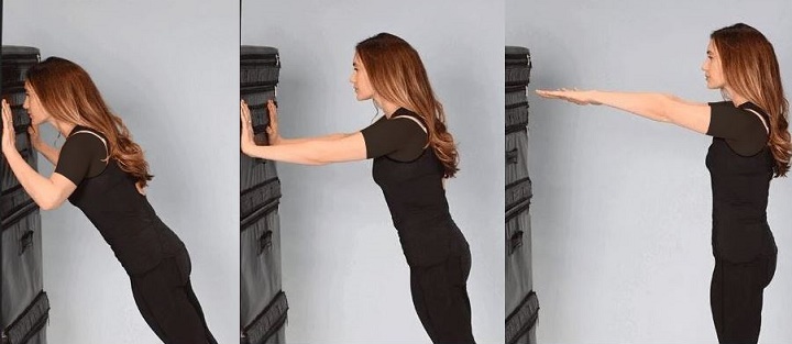 ورزش با دیوار؛ ۱۶ حرکت ورزشی برای خانه یا محل کار 12 ورزش با دیوار - حرکت شنای قدرتی