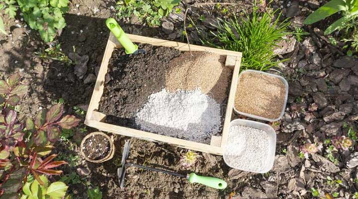 مخلوط کردن خاک باغچه روف گاردن