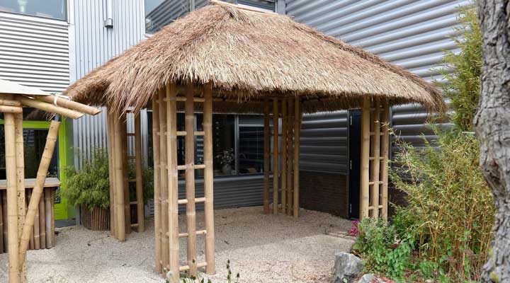آلاچیق بامبو با ستون‌ها و قاب‌های چوبی