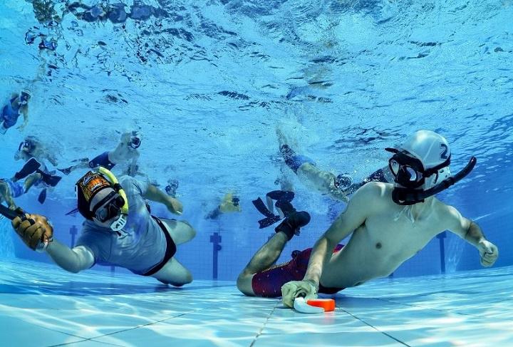 هاکی زیر آب یکی از عجیب ترین ورزش های جهان