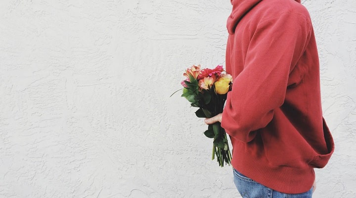 دادن گل از روش‌های دیگر ابراز علاقه مردان