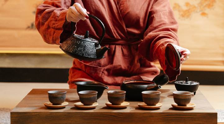 سرو چای در مراسم چای ژاپنی