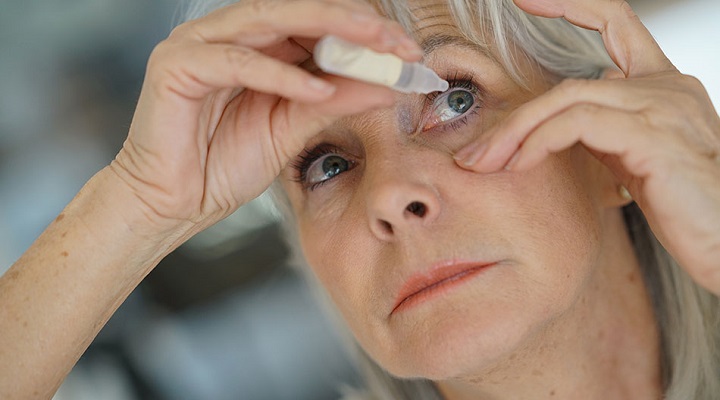 چشم را بعد از خواب با لنز با استفاده از قطره ترمیم کنید