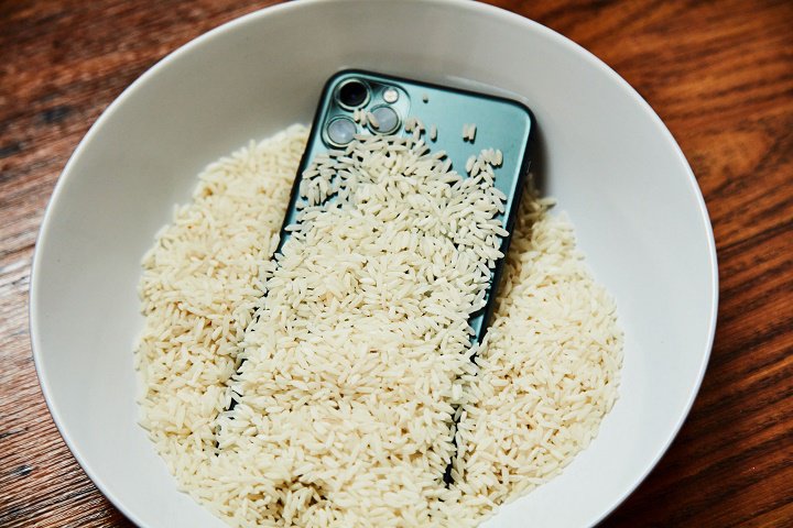 گذاشتن گوشی در برنج برای جذب رطوبت گوشی خیس شده