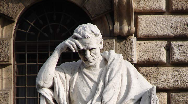 تندیس فیلسوفی که شاید عبارات فلسفی اش در افکارش ریشه دوانده باشد