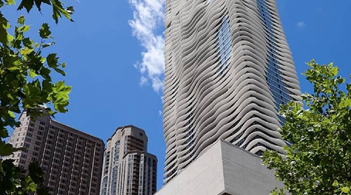 برج آبی در شیکاگو توسط معماری جین گانگ، یکی از معماران مشهور جهان