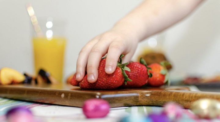 خوردن توت فرنگی برای خاطره کودکان