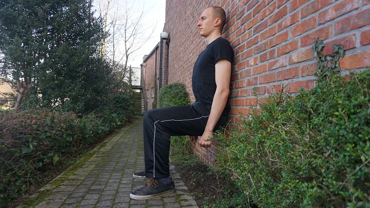 ورزش برای کمردرد - حرکت اسکوات به دیوار