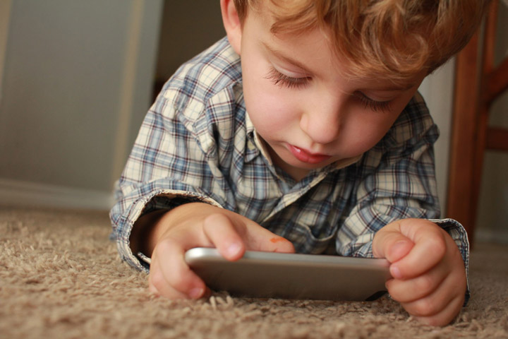 ۲. تلفن همراه فعالیت بدنی کودک را کاهش می‌دهد