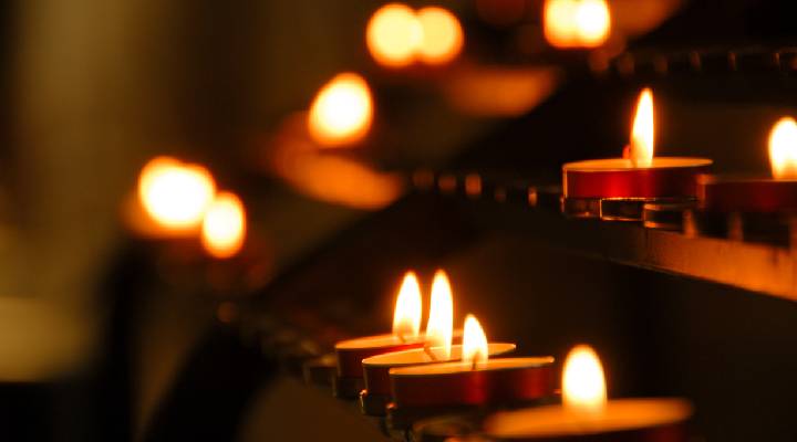پرداختن به عزاداری دسته جمعی یا برافروختن شمع