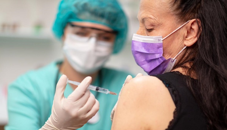زنی در حال زدن واکسن آنفولانزا