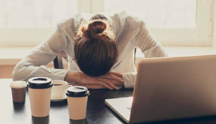 زنی درگیر با خستگی بحران