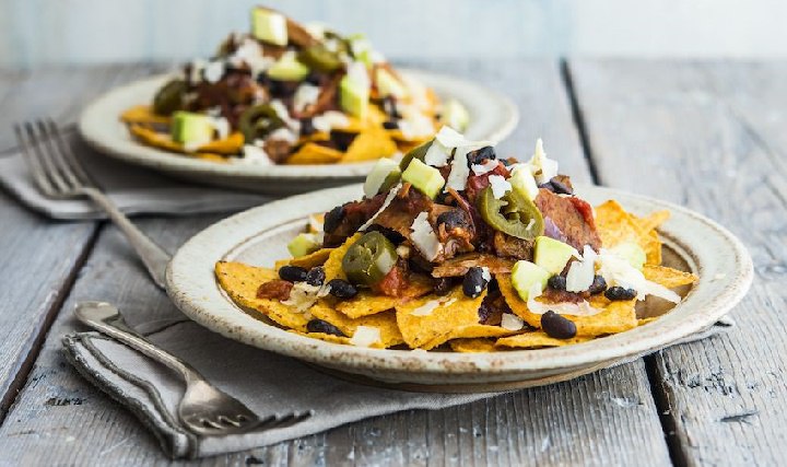 گلوتن گندم چیست و چگونه تهیه میشود + دستور پخت ۴ غذا با آن 4 دستور پخت سیتان و ناچو چیلی لوبیا سیاه با گلوتن گندم یا سیتان