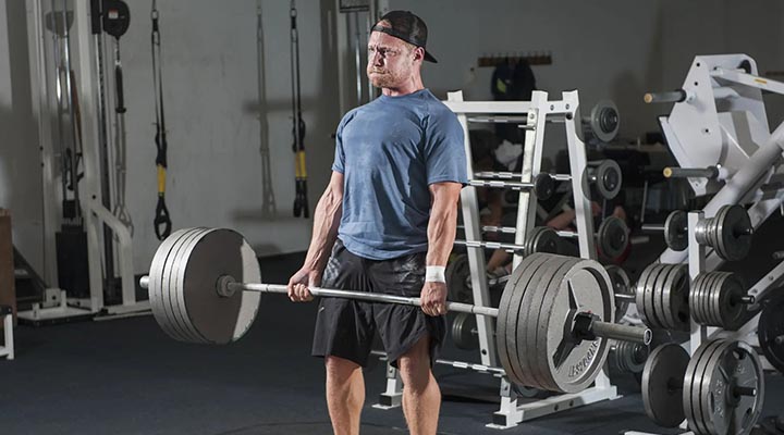 پاورلیفتینگ چیست؟ چه تفاوتی با وزنهبرداری و بدنسازی دارد؟ 2 مردی در حال بلندکردن وزنه - مزایا و معایب پاورلیفتینگ