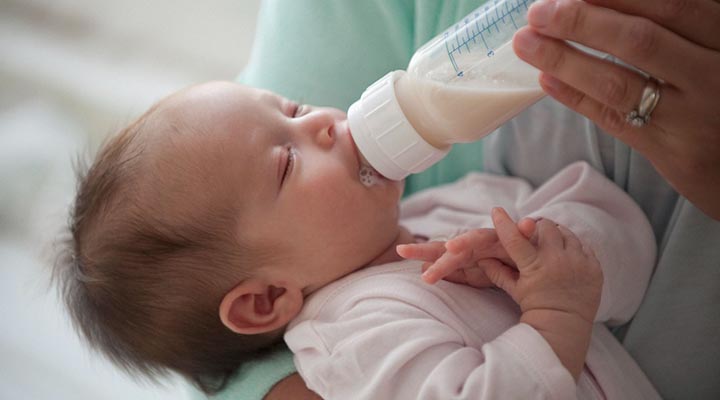 نوزادی در حال خوردن شیر خشک