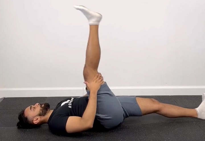 ورزش ویلیامز؛ حرکات ورزشی برای کاهش کمردرد 5 ورزش ویلیامز - کشش همسترینگ