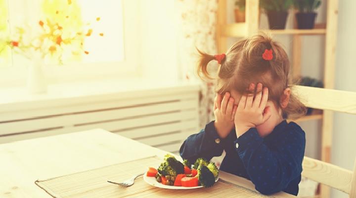 کودکی با نئوفوبیای غذایی که تمایلی به خوردن غذا ندارد