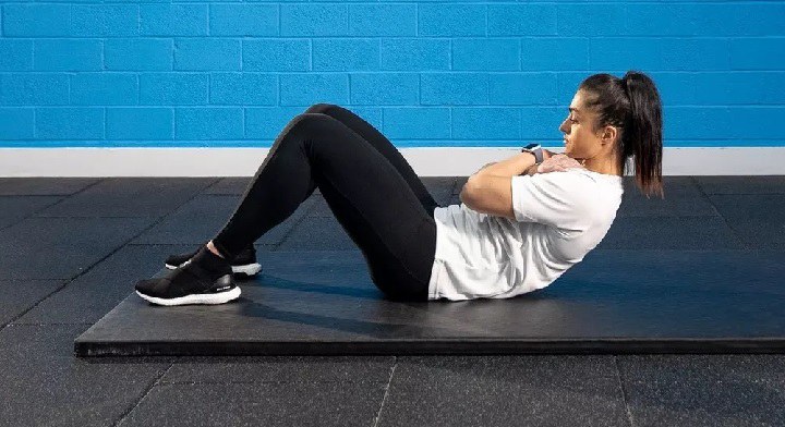 تمرینات کالیستنیک؛ حرکات مناسب برای سطح مبتدی تا پیشرفته 6 تمرینات کالیستنیک در خانه - حرکت کرانچ