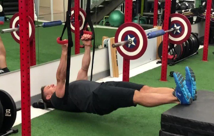 تمرینات کالیستنیک؛ حرکات مناسب برای سطح مبتدی تا پیشرفته 9 تمرینات کالیستنیک متوسط - حرکت پارویی معکوس با بالا بردن پاها