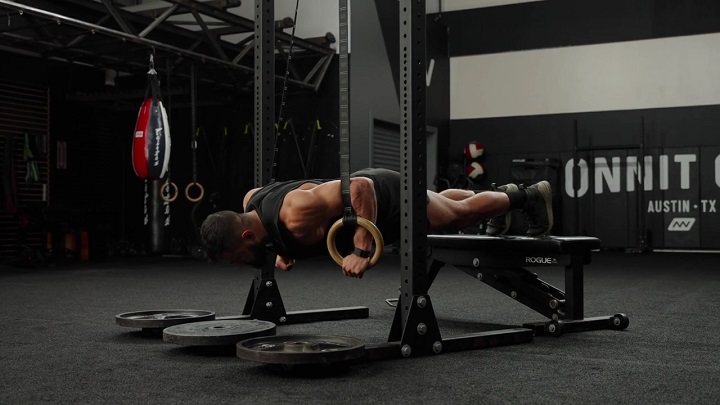 تمرینات کالیستنیک؛ حرکات مناسب برای سطح مبتدی تا پیشرفته 8 تمرینات کالیستنیک متوسط - شنا روی حلقه با بالا بردن پاها