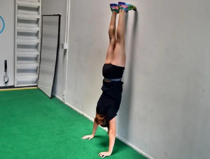 تمرینات کالیستنیک؛ حرکات مناسب برای سطح مبتدی تا پیشرفته 26 تمرینات حرفه ای کالیستنیک - ایستادن روی دست ها