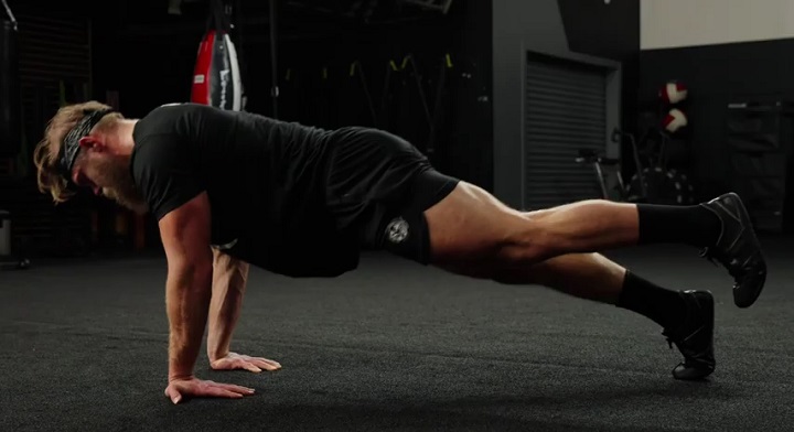 تمرینات کالیستنیک؛ حرکات مناسب برای سطح مبتدی تا پیشرفته 25 تمرینات حرفه ای کالیستنیک - پلانک با شنای تک پا