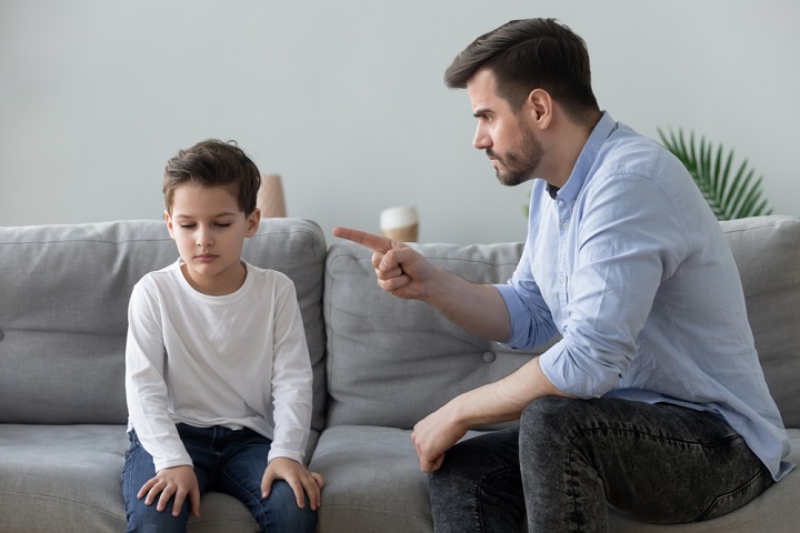 سرزنش کردن کودک بهطور پیوسته از دلایل اصلی تله بی ارزشی است