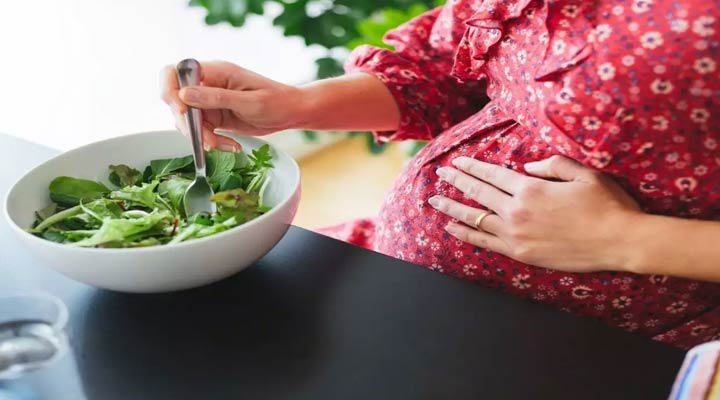 بیبی اسفناج؛ خواص، ارزش غذایی، تفاوت آن با اسفناج 2 بارداری سالم با اسفناج