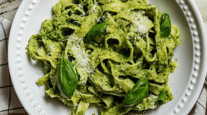 بیبی اسفناج؛ خواص، ارزش غذایی، تفاوت آن با اسفناج 5 پاستای سیر و اسفناج