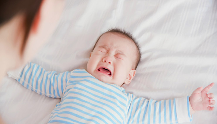 خواباندن به روش گریه تا خواب؛ نوزادی در حال گریه‌کردن