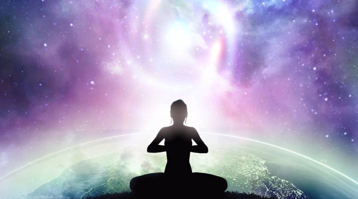 روانشناسی رنگ بنفش؛ نماد تجمل، تخیل و نوآوری 13 روانشناسی رنگ بنفش در مدیتیشن