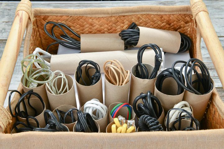استفاده از مقوای دستمال توالت برای مرتب کردن سیمها و کابلها