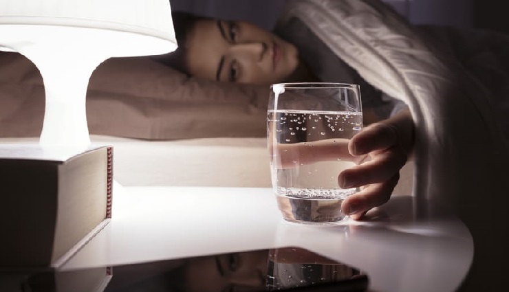 فواید و مضرات نوشیدن آب قبل از خواب
