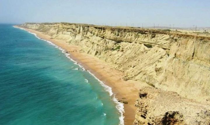 ساحل صخره‌ای از جاهای دیدنی سیستان و بلوچستان