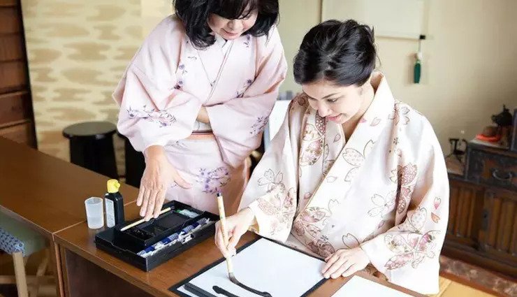 زنی در حال نوشتن به زبان ژاپنی